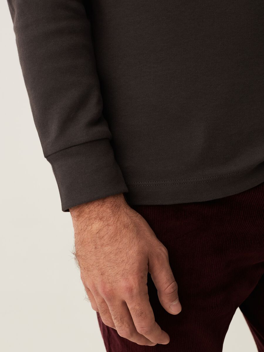 Long-sleeved T-shirt with round neck_3
