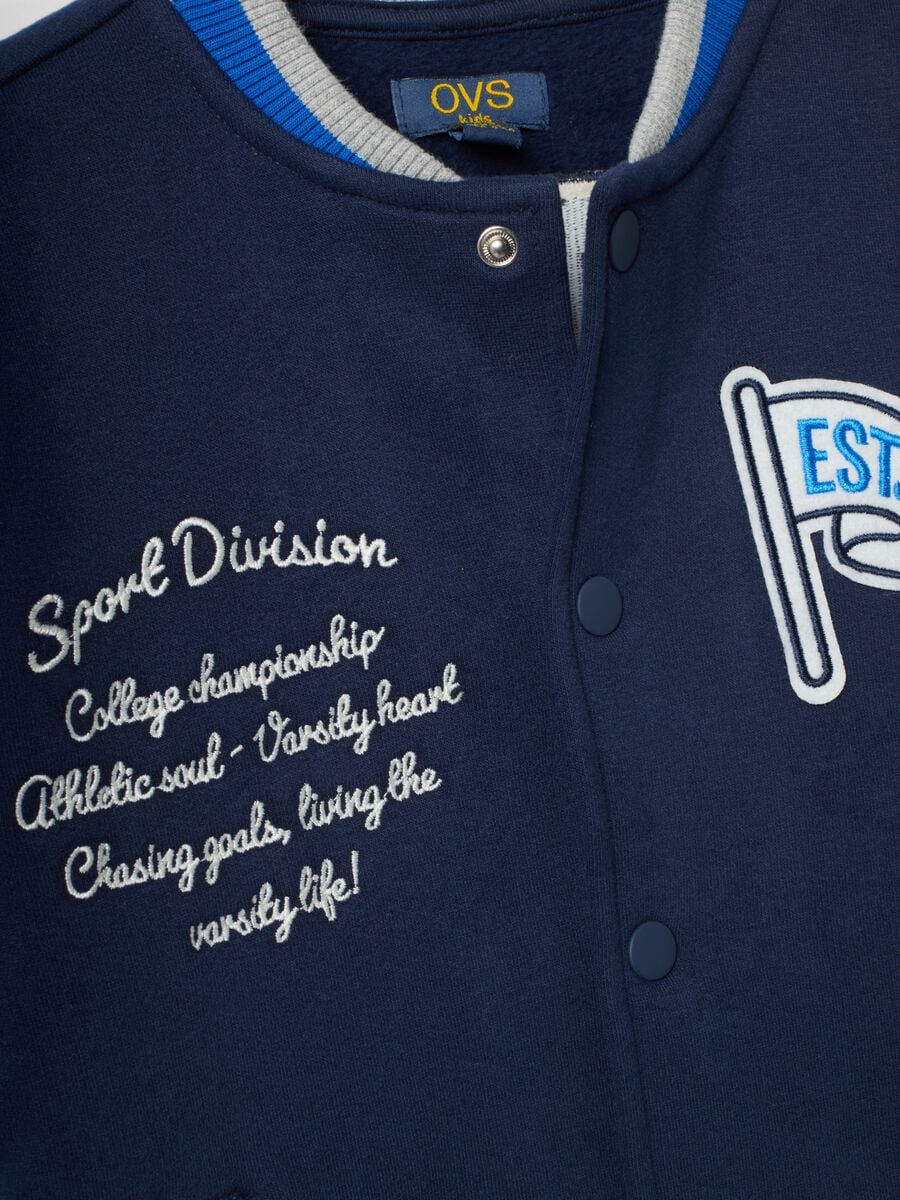 Felpa blu in misto cotone con girocollo e stampe college over fit_3
