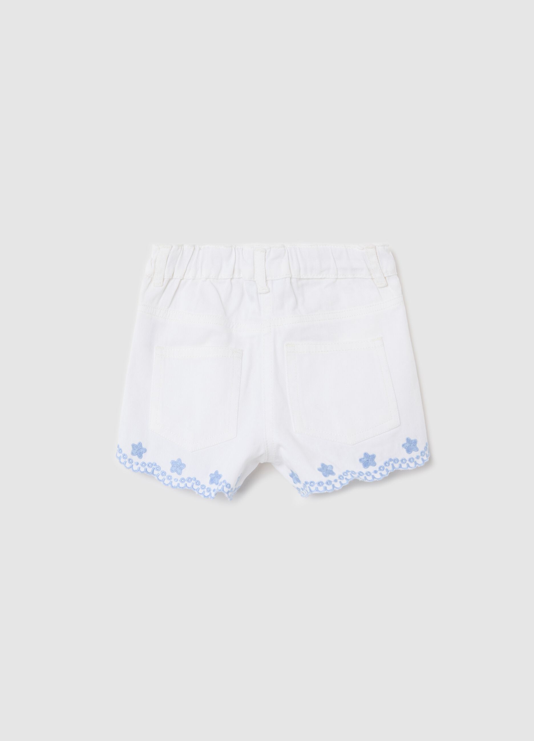 White shorts with floral embroidery in cotton