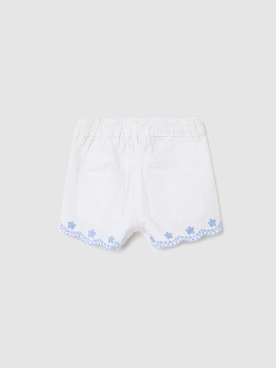 White shorts with floral embroidery in cotton_1