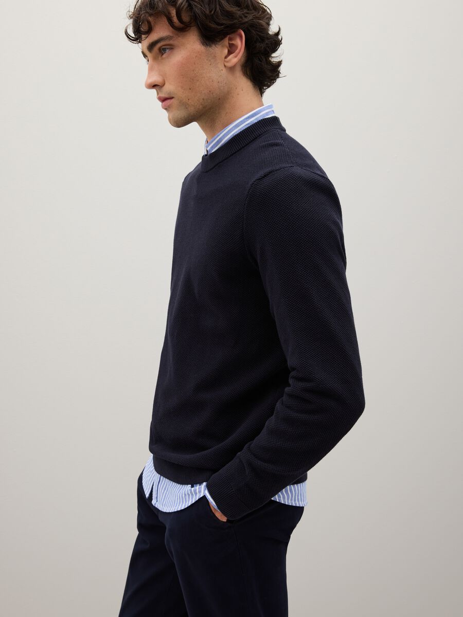 Maglione blu in cotone con collo rotondo_0