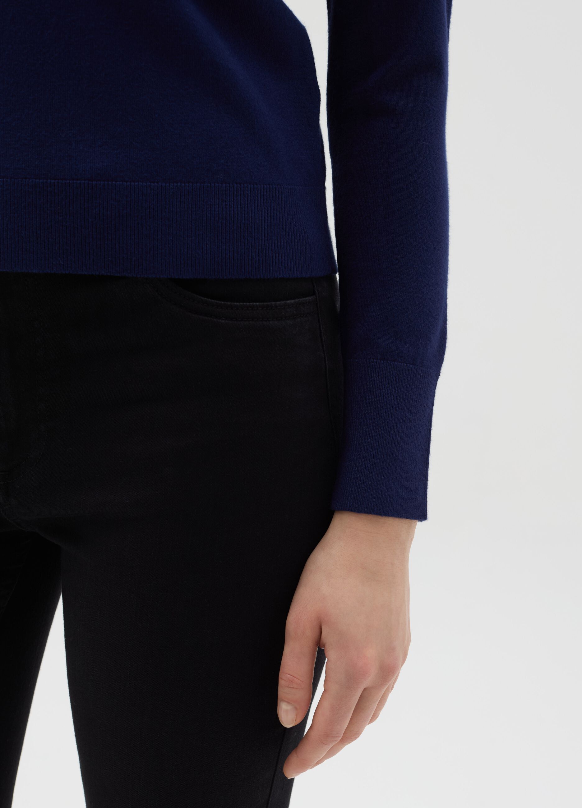 Top with round neck and long sleeves