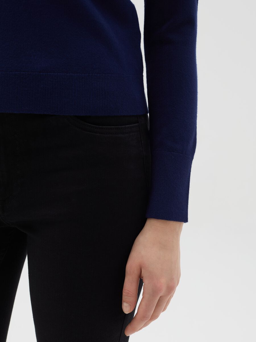 Top with round neck and long sleeves_2