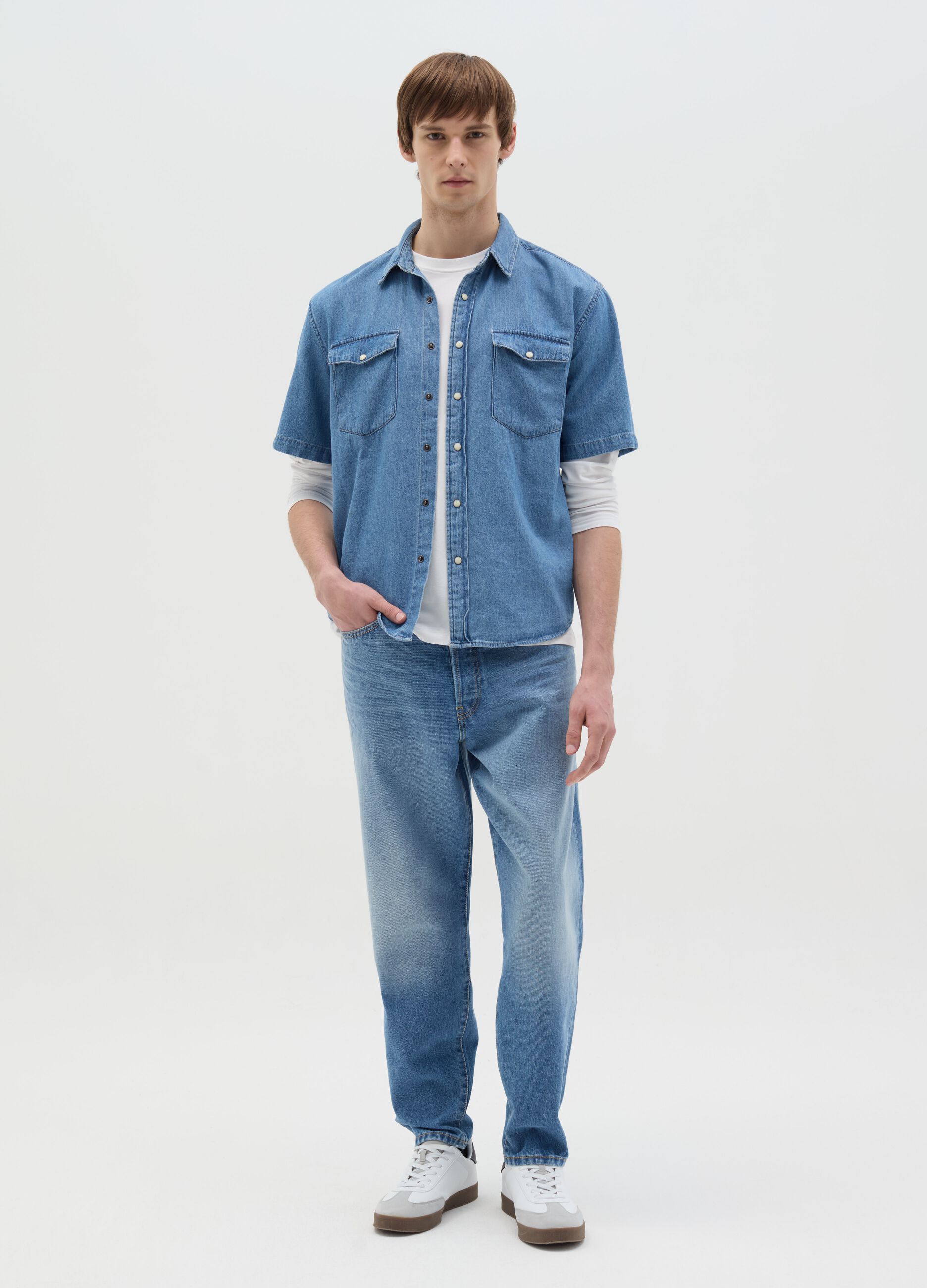Short-sleeved shirt in denim with pockets