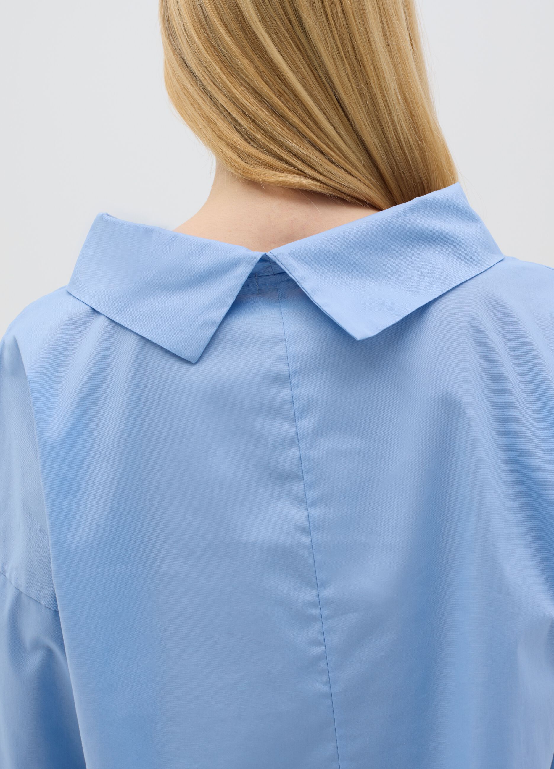 Blue blouse with three-quarter sleeves