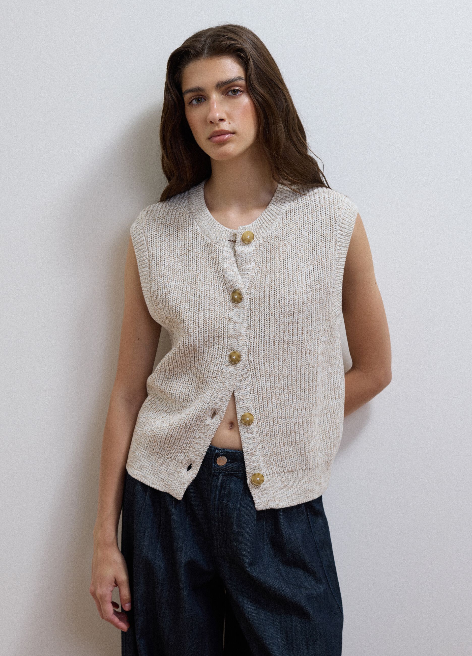 White pure cotton knitted gilet with crew neck, regular fit