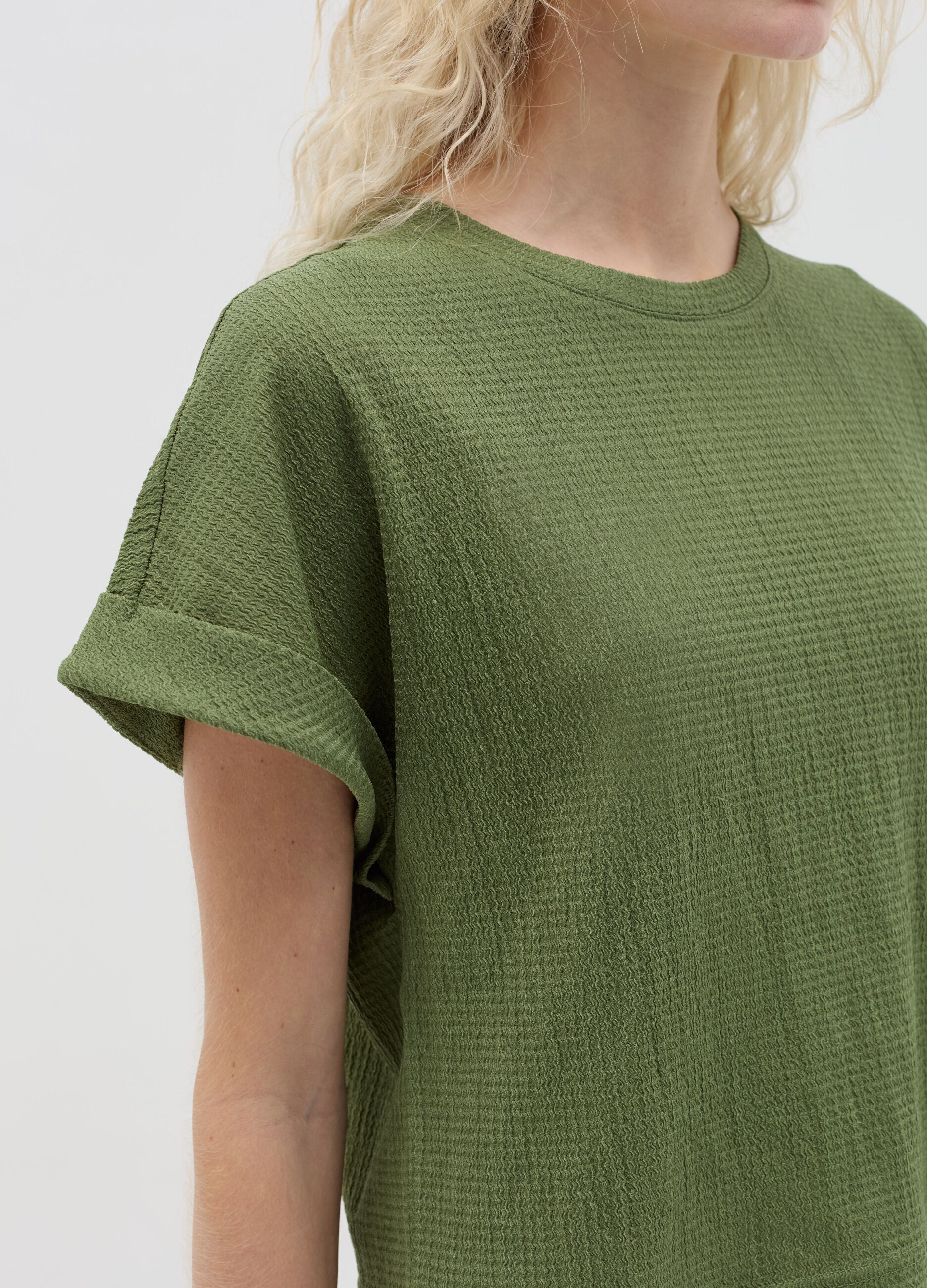 Green short-sleeved T-shirt with waffle weave