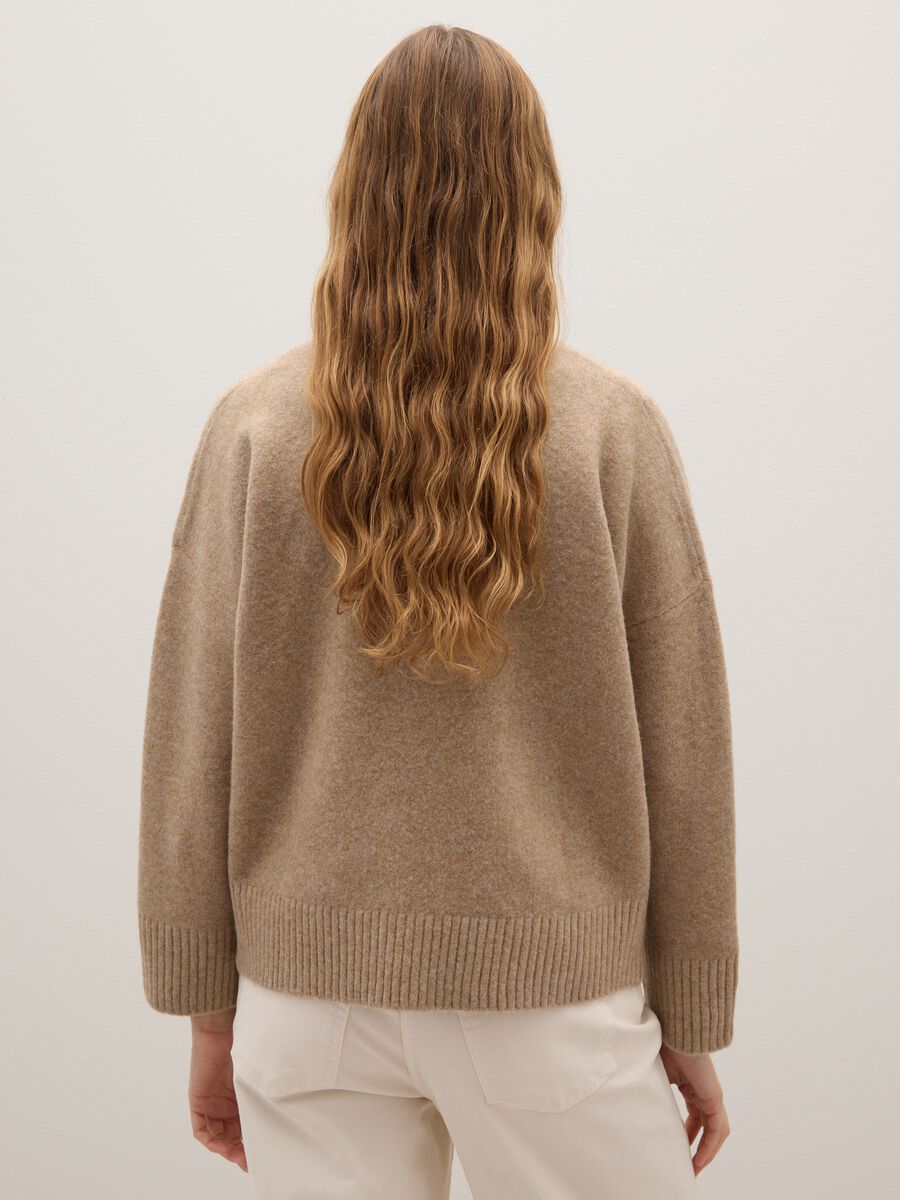 Cardigan beige vestibilità over con scollo a V e bottoni_2