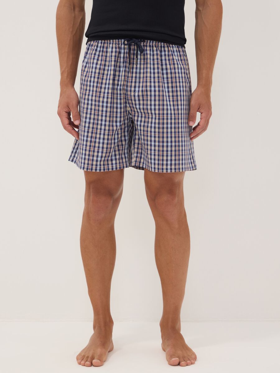 Pantaloncini pigiama blu in cotone organico a quadri_1