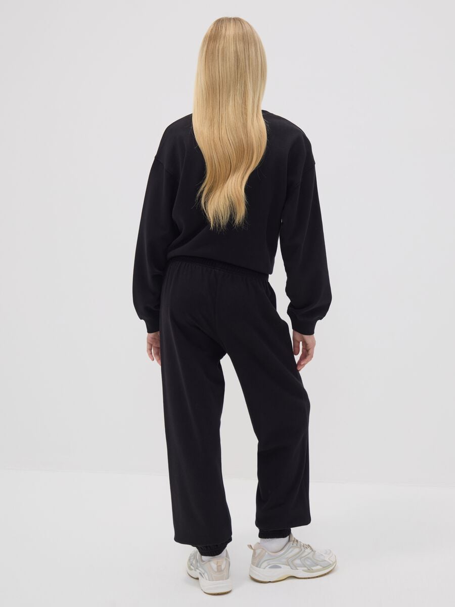 Pantaloni jogger neri in misto cotone organico con stampa per ragazza_1