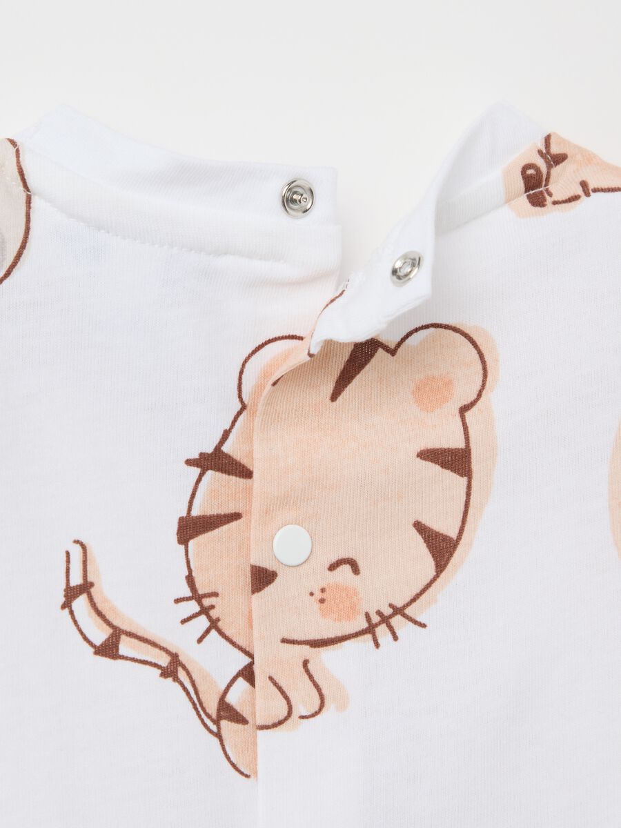White and pink cotton dungarees and T-shirt with print_2