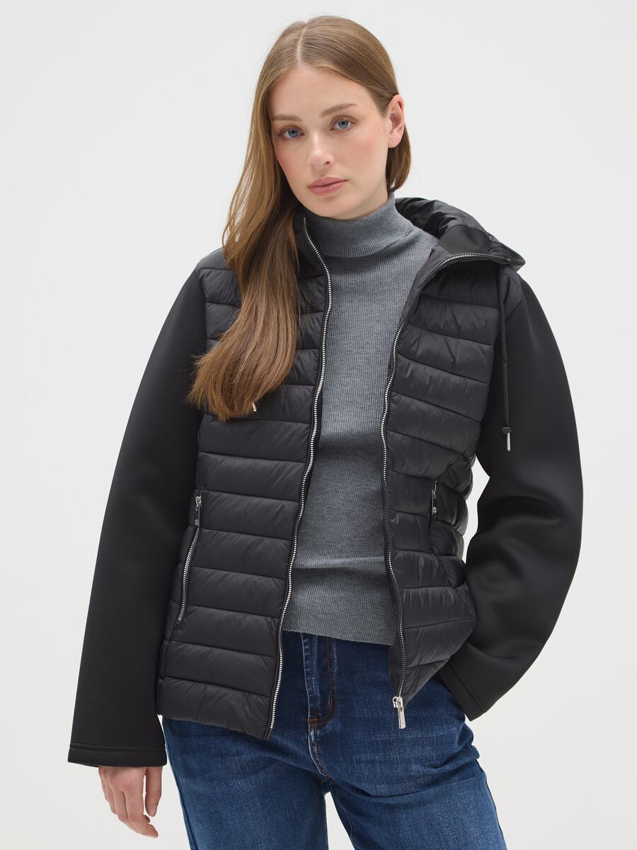 Giacca imbottita nera regular fit con cappuccio e zip_0