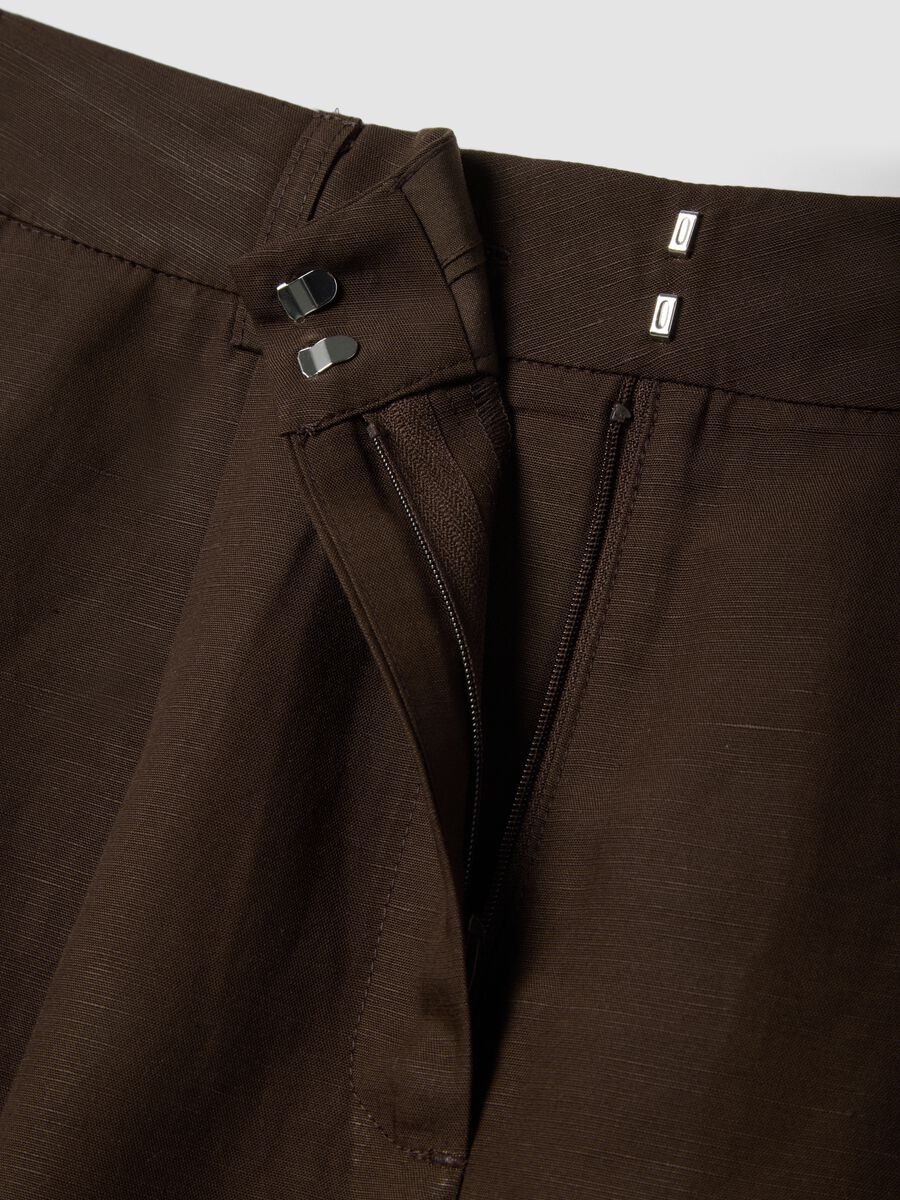 Shorts in misto lyocell e lino marroni regular fit_5