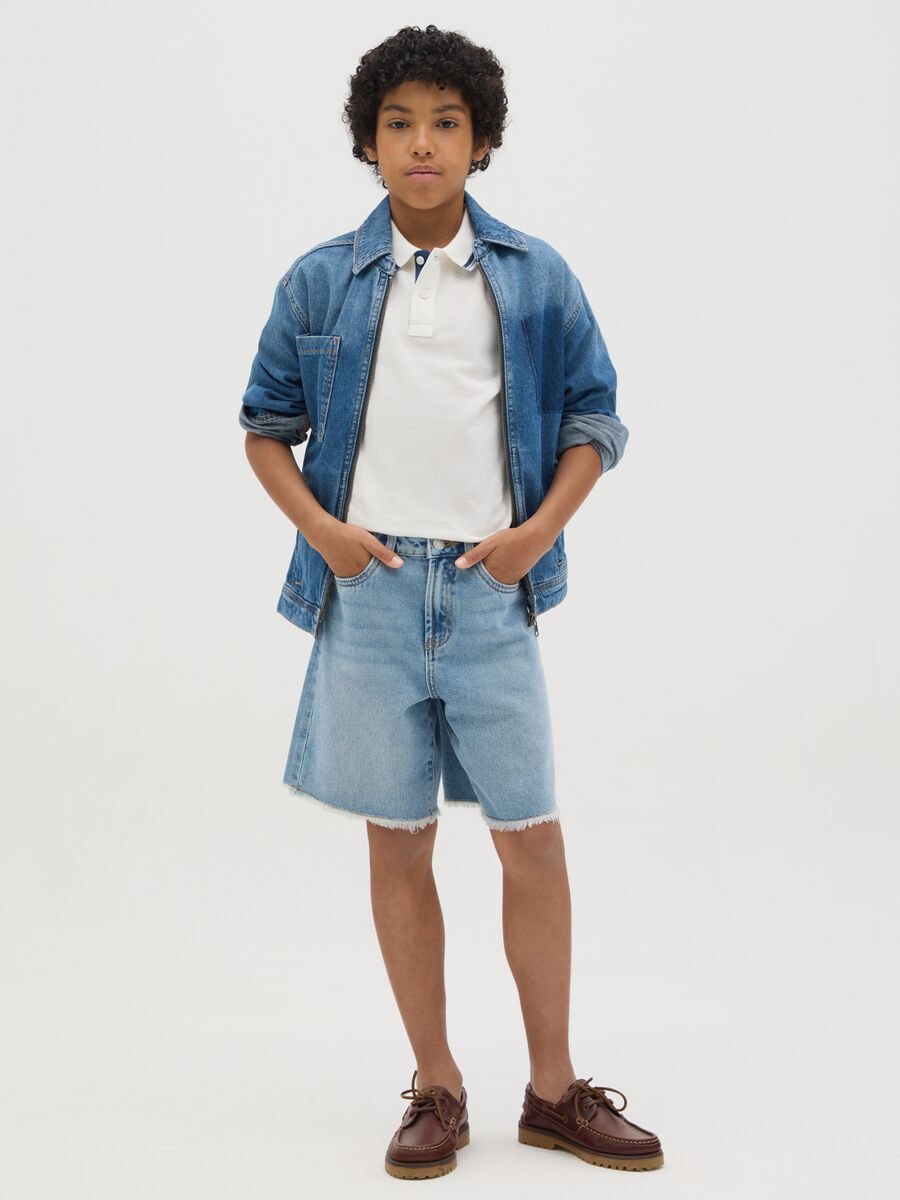 Shorts da ragazzo in denim baggy con bordi sfrangiati_1