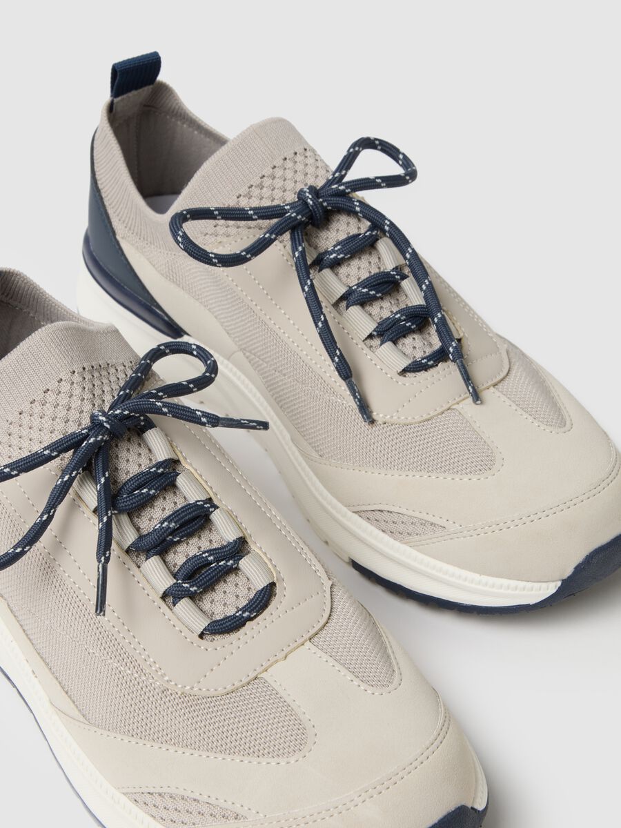 Sneakers multicolor con suola robusta_2