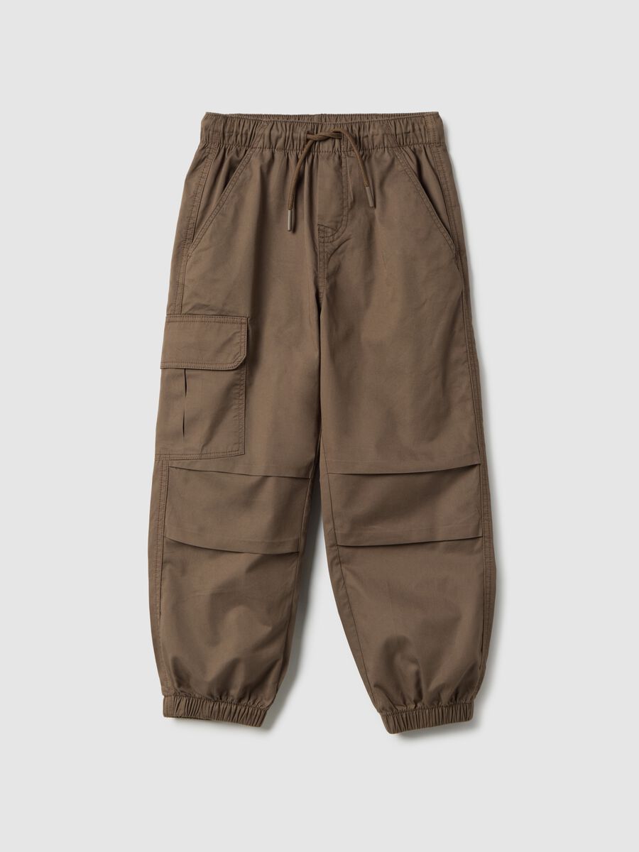 Regular fit brown cotton cargo jogger trousers for kids_0