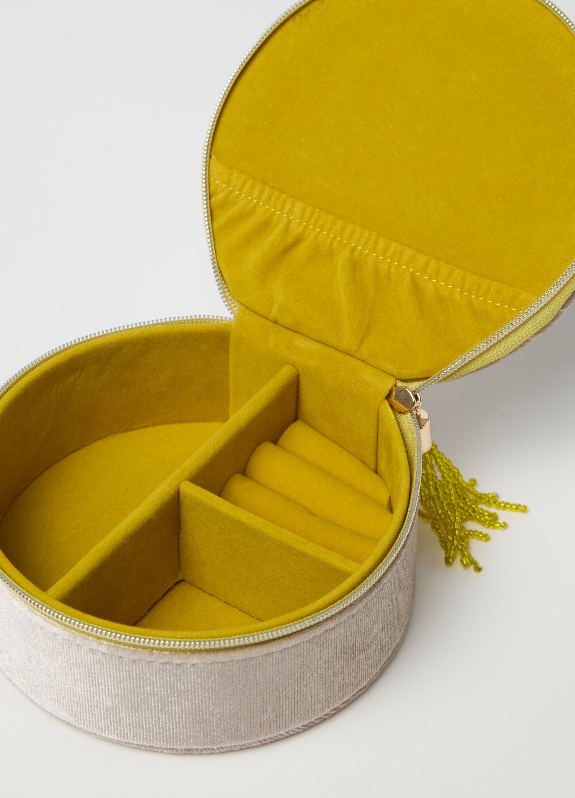 Round jewellery box in quilted velvet