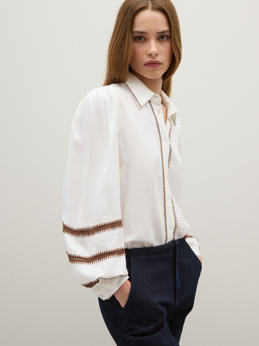 White regular fit shirt with embroidered details_0