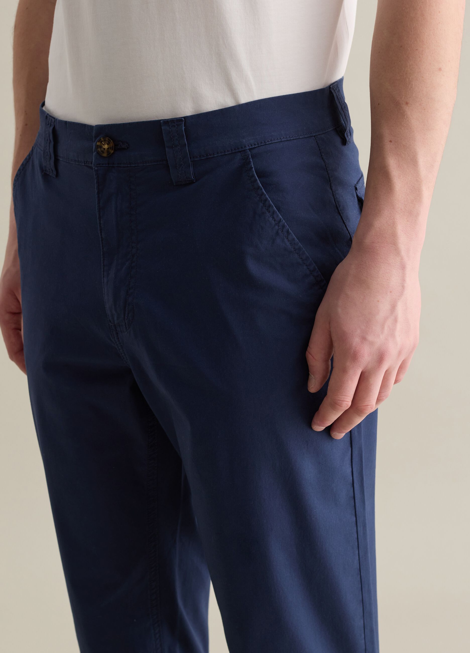 Blue chino trousers in stretch cotton with pockets