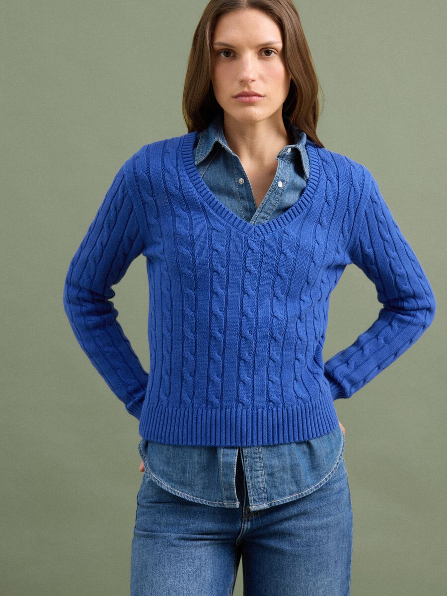 Maglia blu in puro cotone a trecce con scollo profondo a V_0