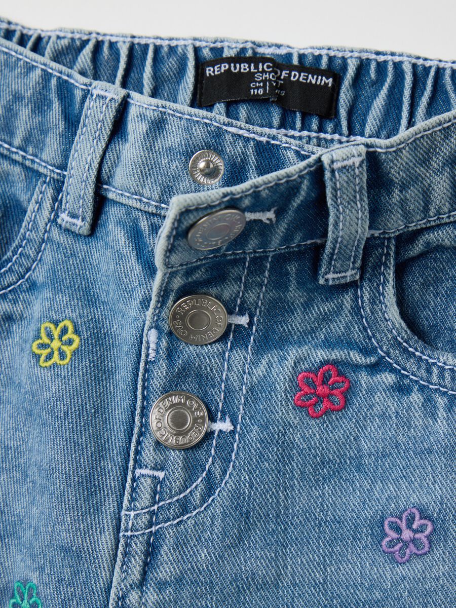 Light blue denim shorts with floral embroidery_3