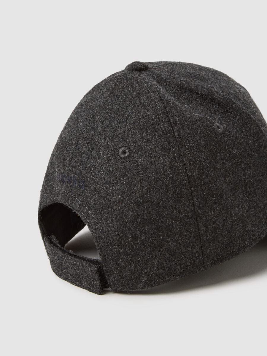 Cappello grigio con lettera ricamata_2
