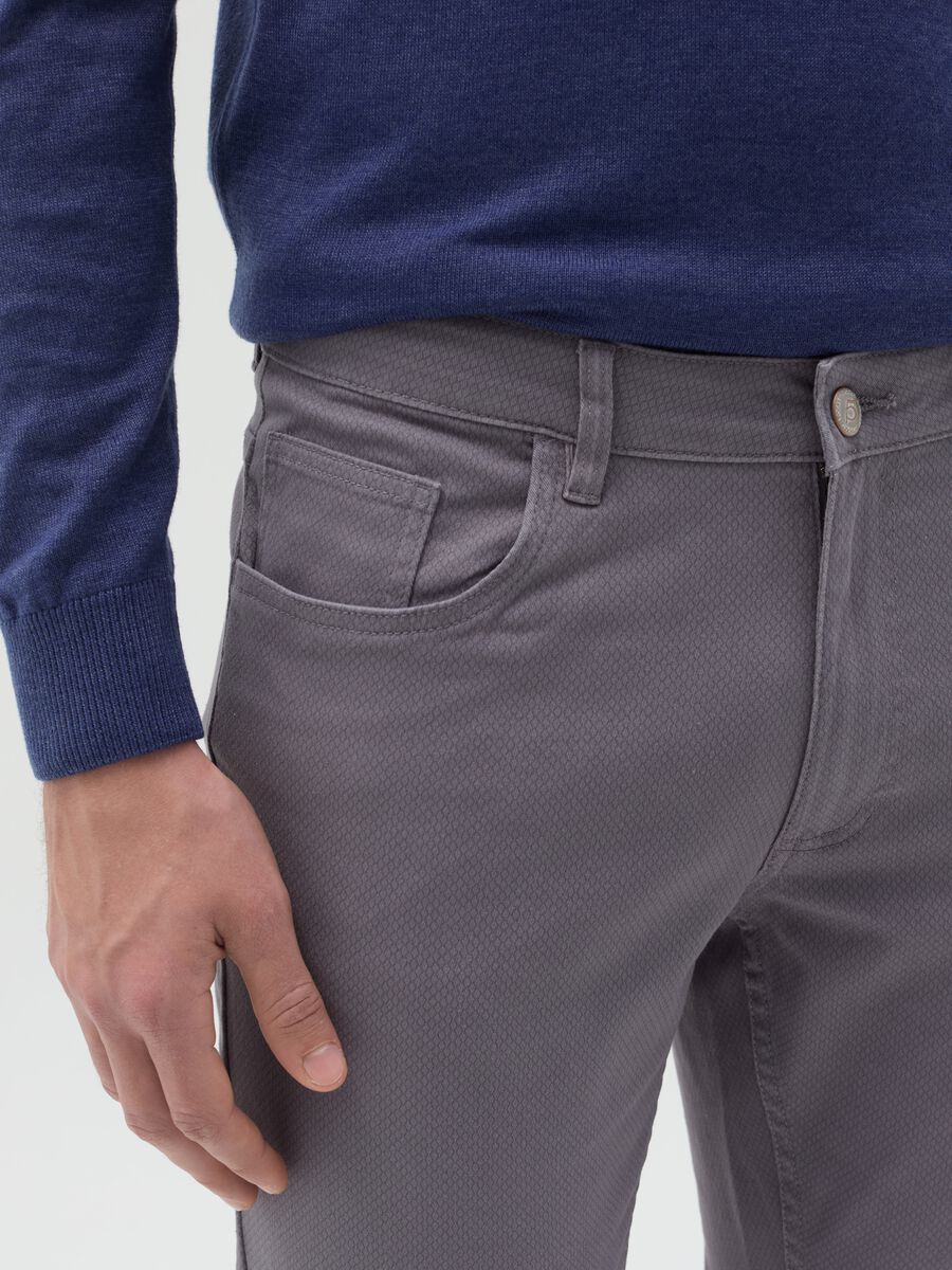 Regular-fit chino trousers with micro pattern_2