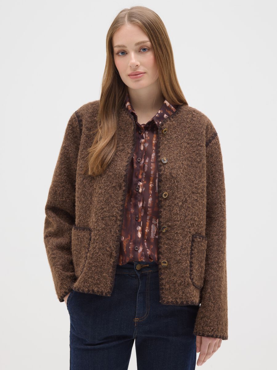 Giacca marrone regular fit con bottoni e tasche_0