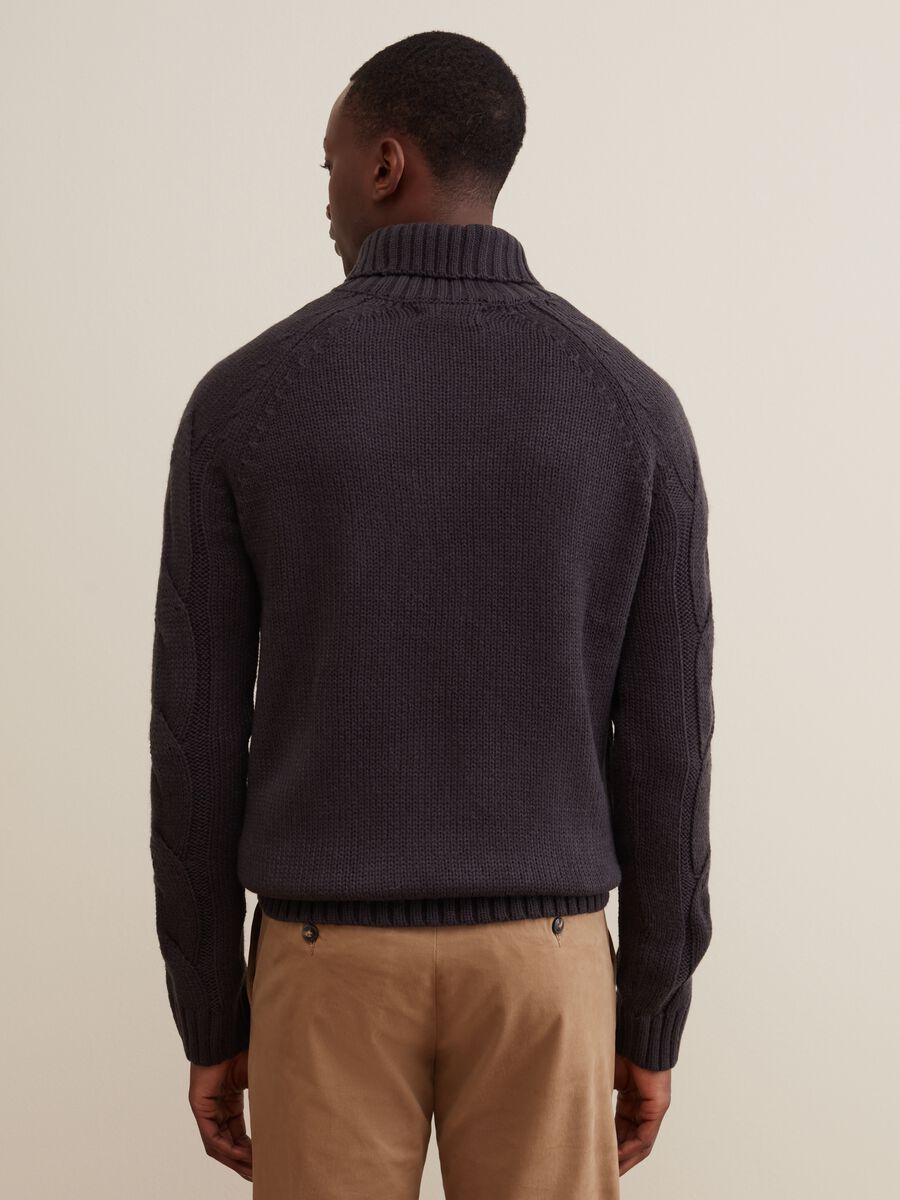 Pullover con lavorazione intrecciata_2