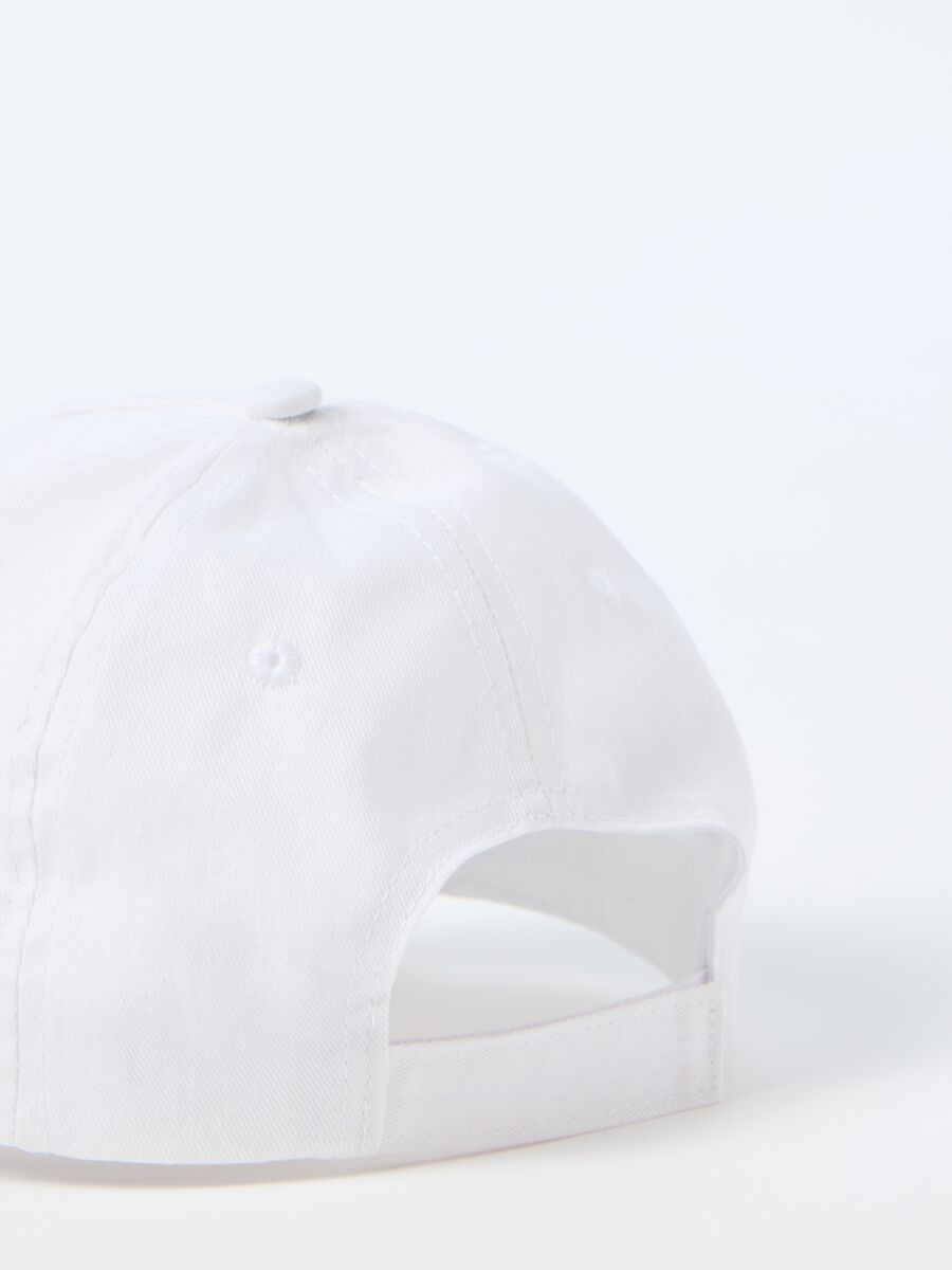 Baseball cap with embroidered logo_1