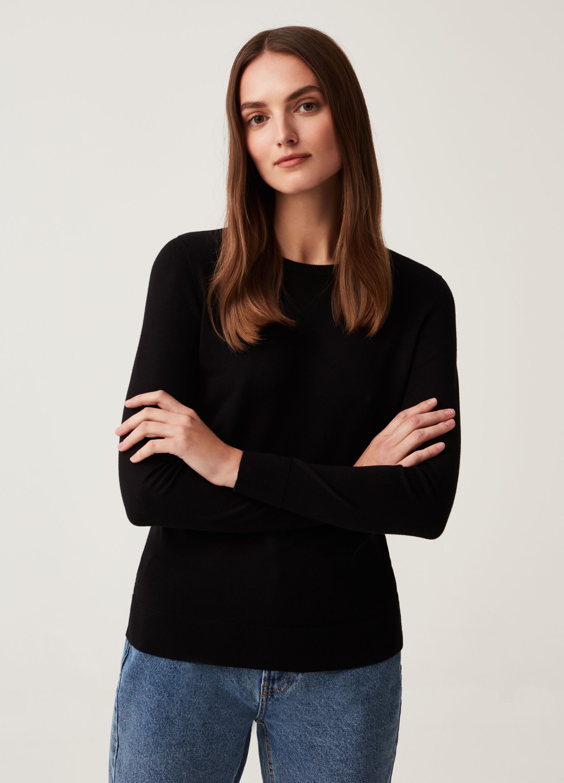 Solid colour pullover with round neck