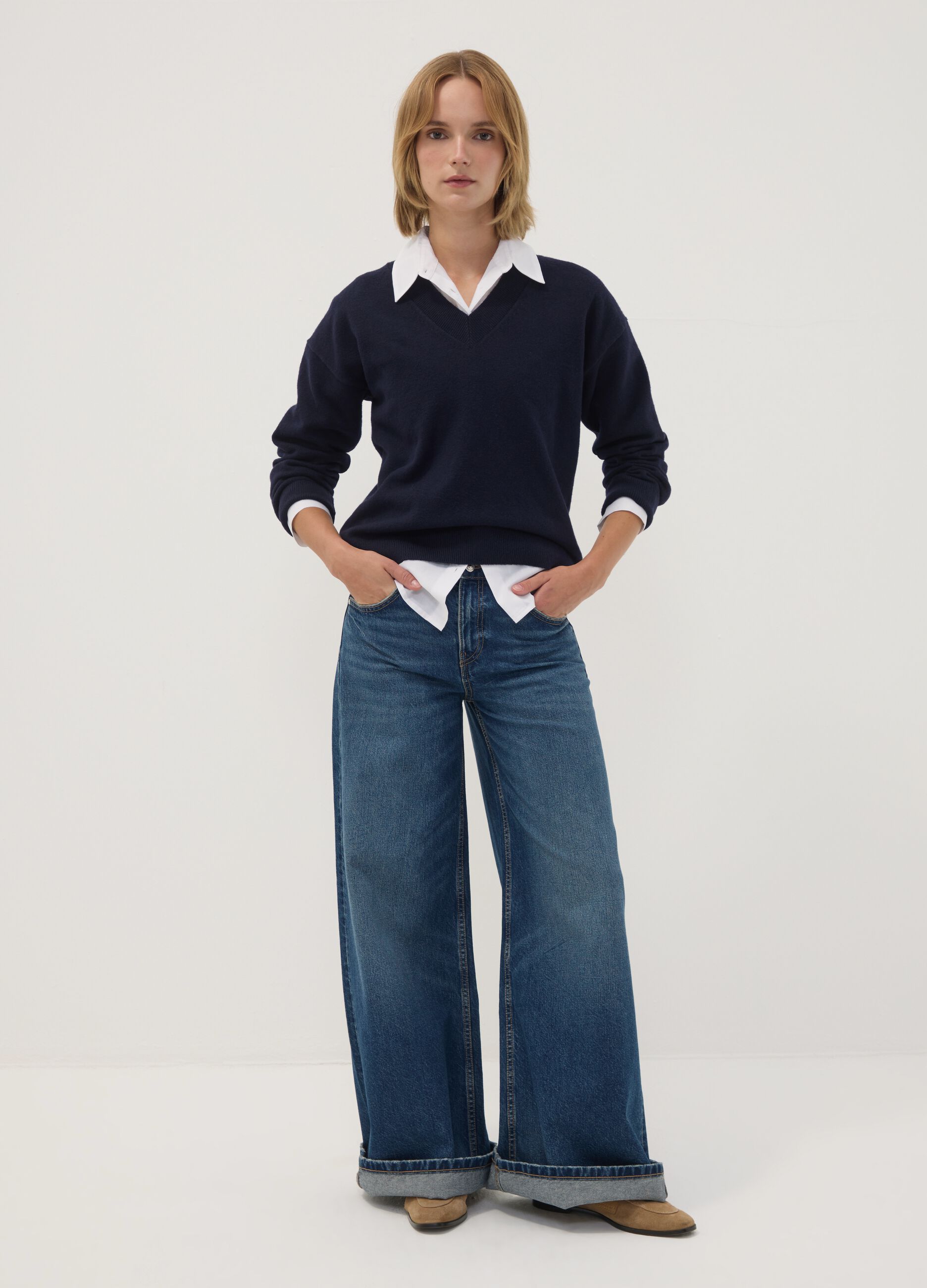 Maglia blu in lana elasticizzata scollo profondo a V regular fit