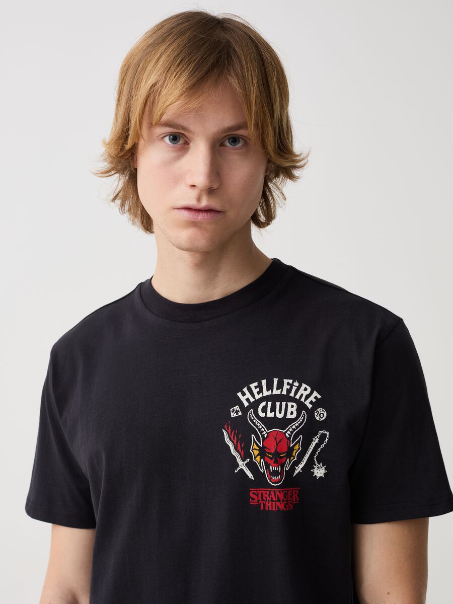 T-shirt stampa Stranger Things Hellfire Club_1