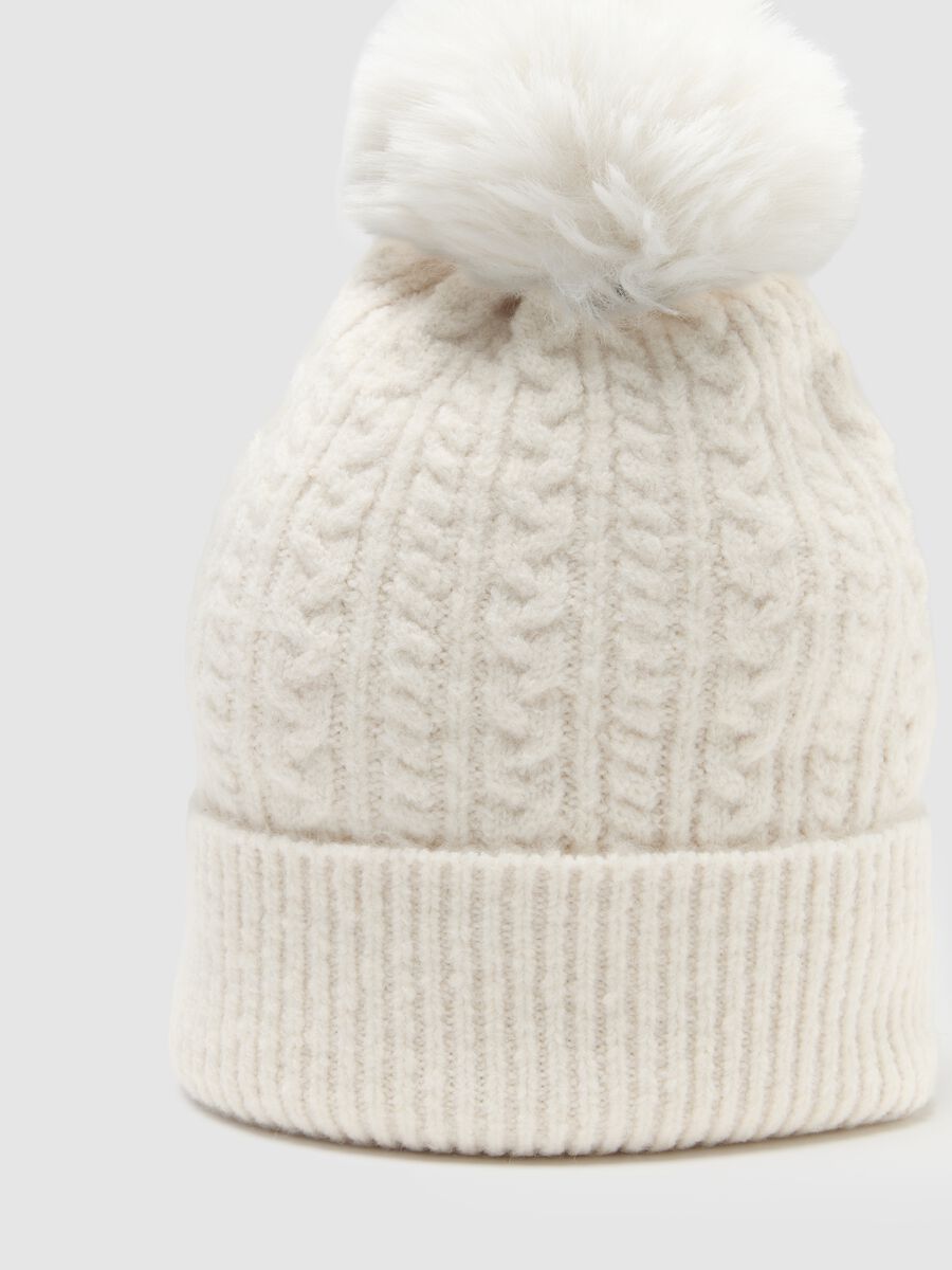 Berretto beanie bianco lavorato a maglia con pompon_2