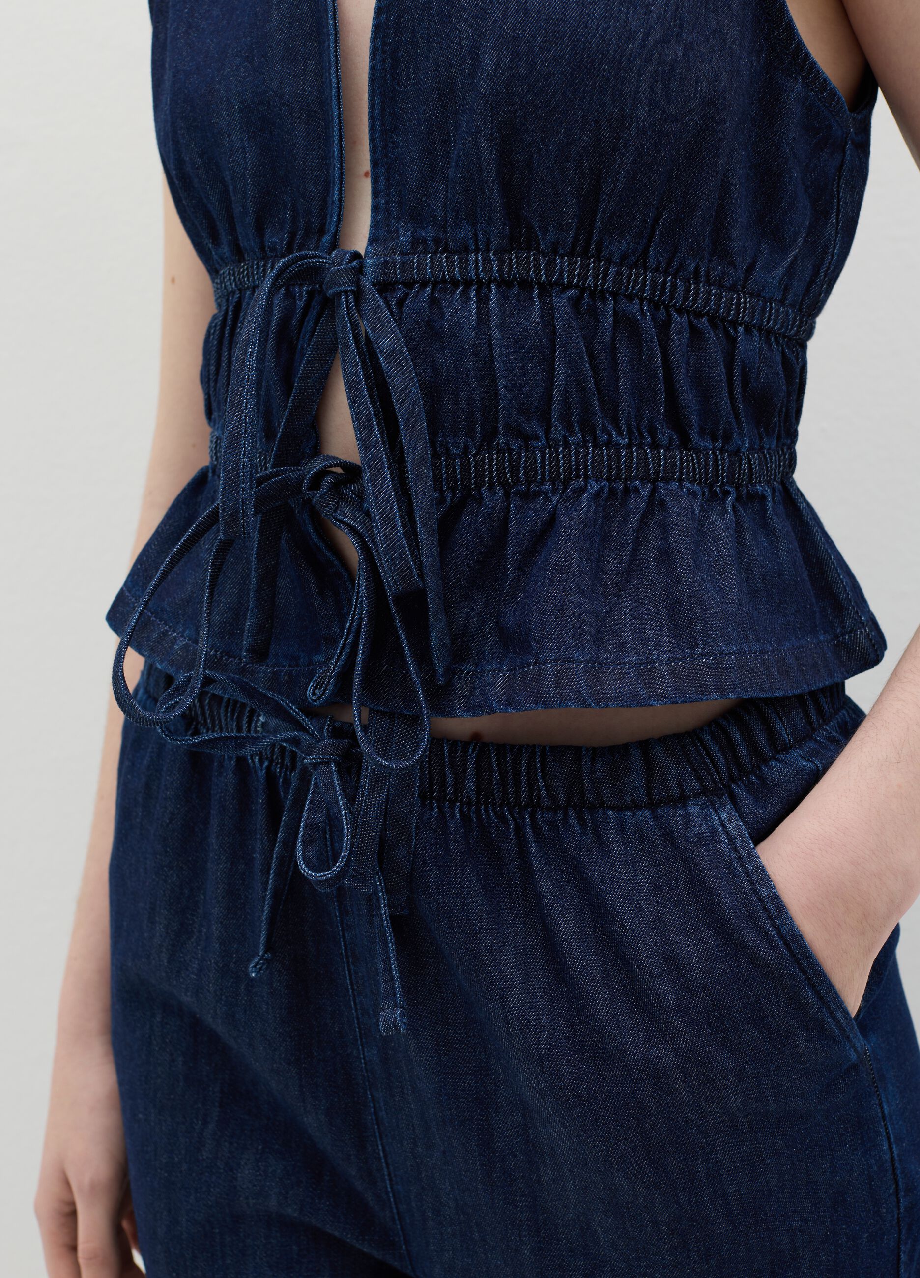 Top in denim con laccetti