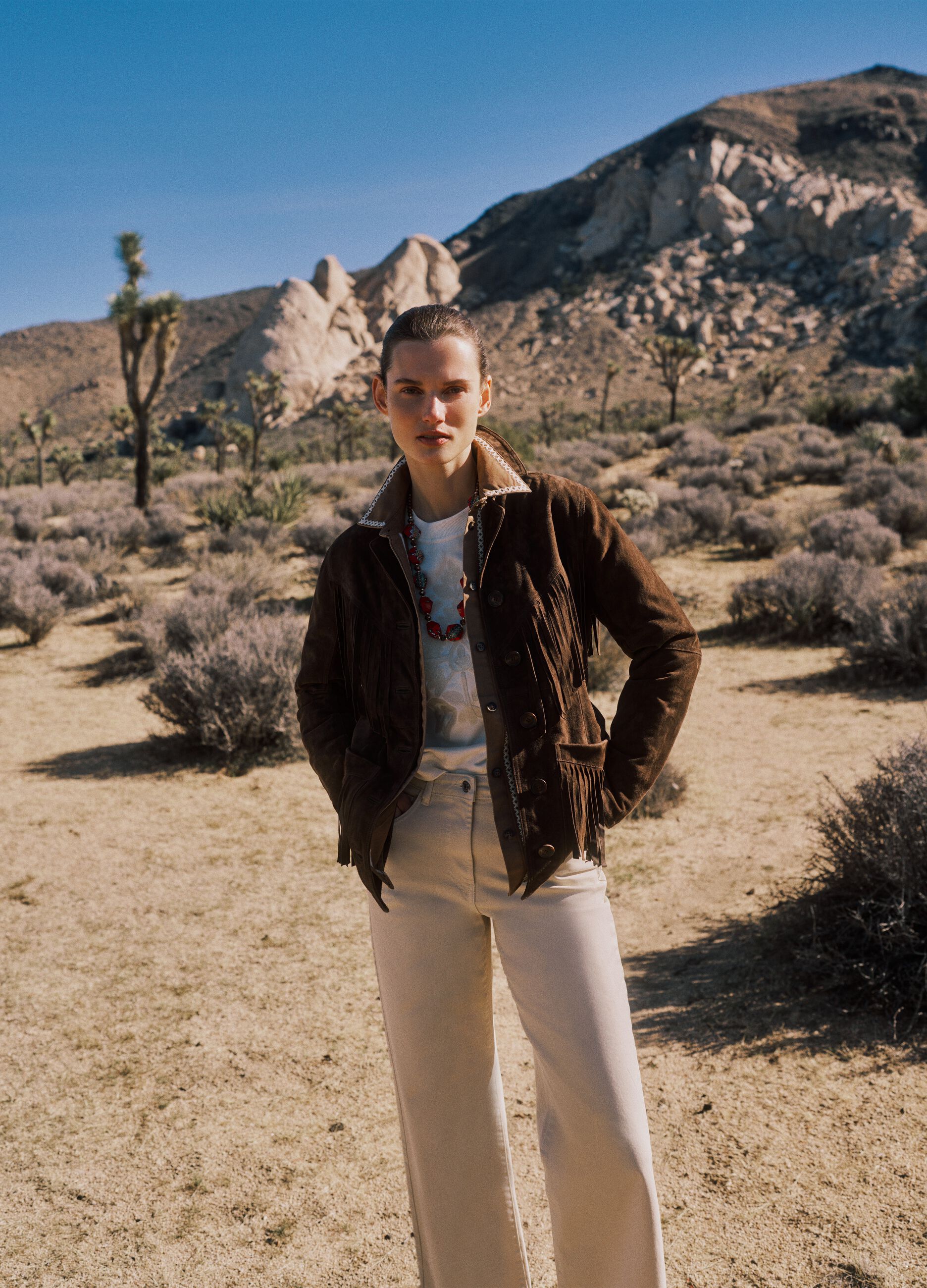 Collana rossa con perline e dettagli etnici