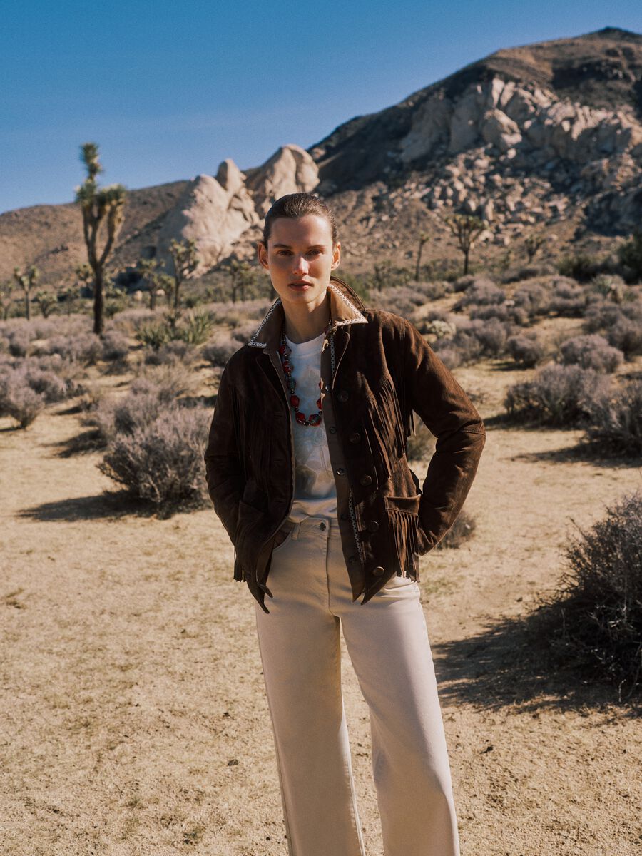 Red necklace with beads and ethnic details_2