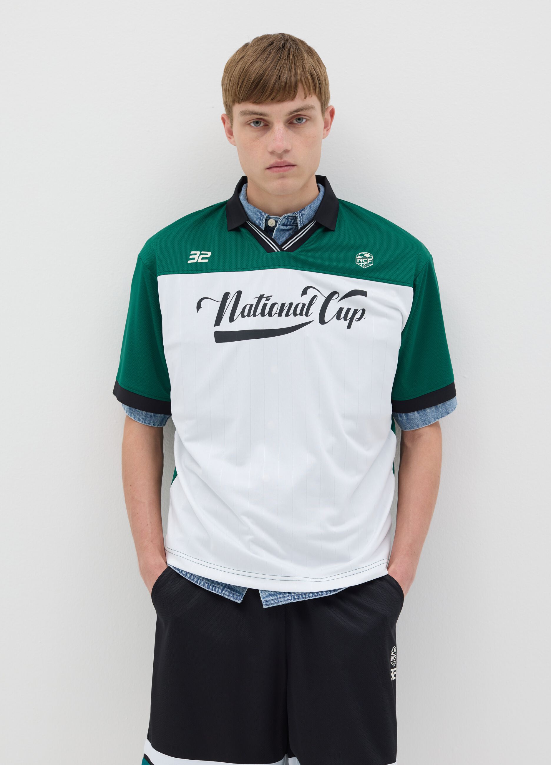 T-shirt bianca e verde con stampa