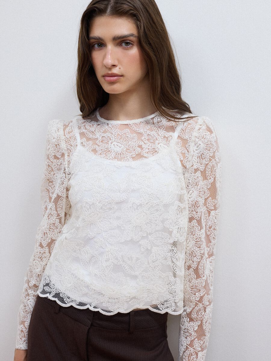 White cotton-blend blouse with floral lace, slim fit_2