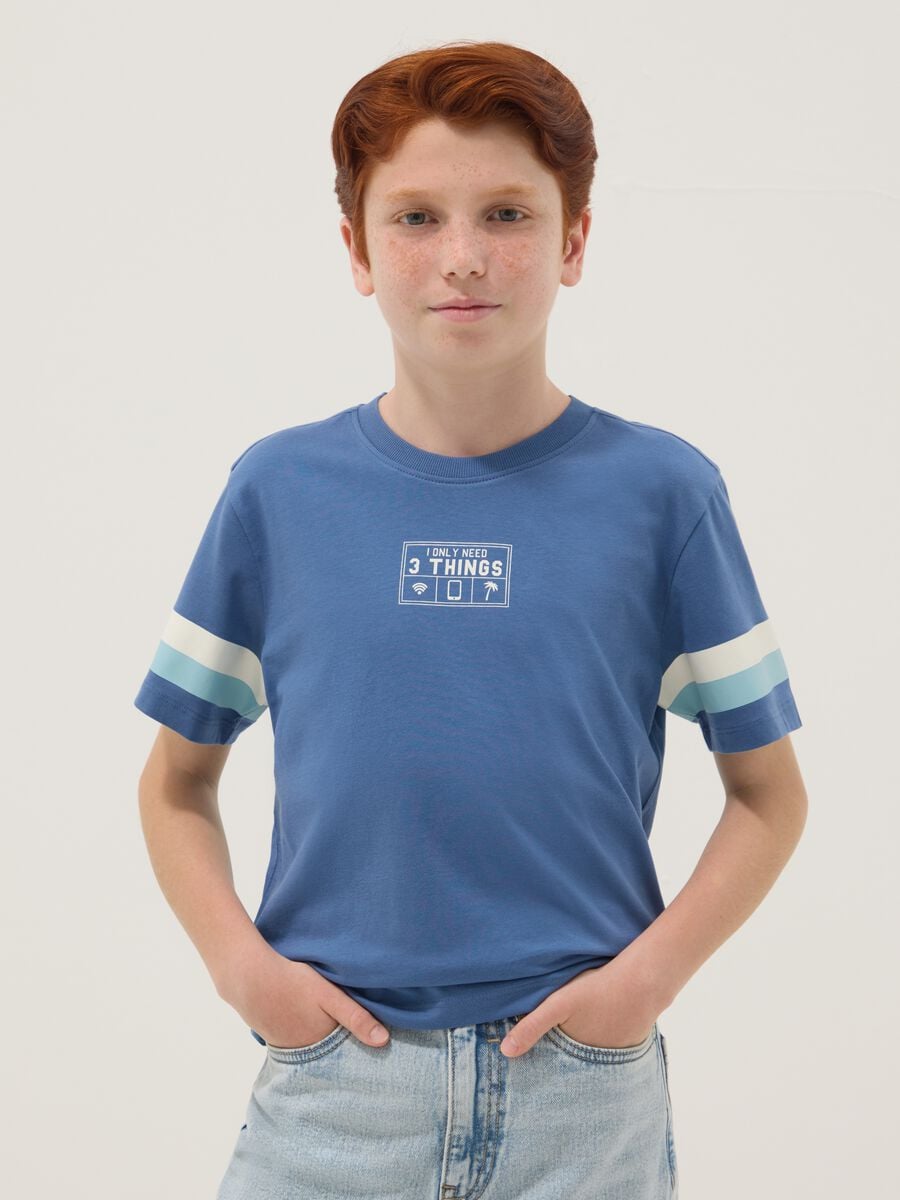 T-shirt azzurra in puro cotone da ragazzo con righe sulle maniche_1