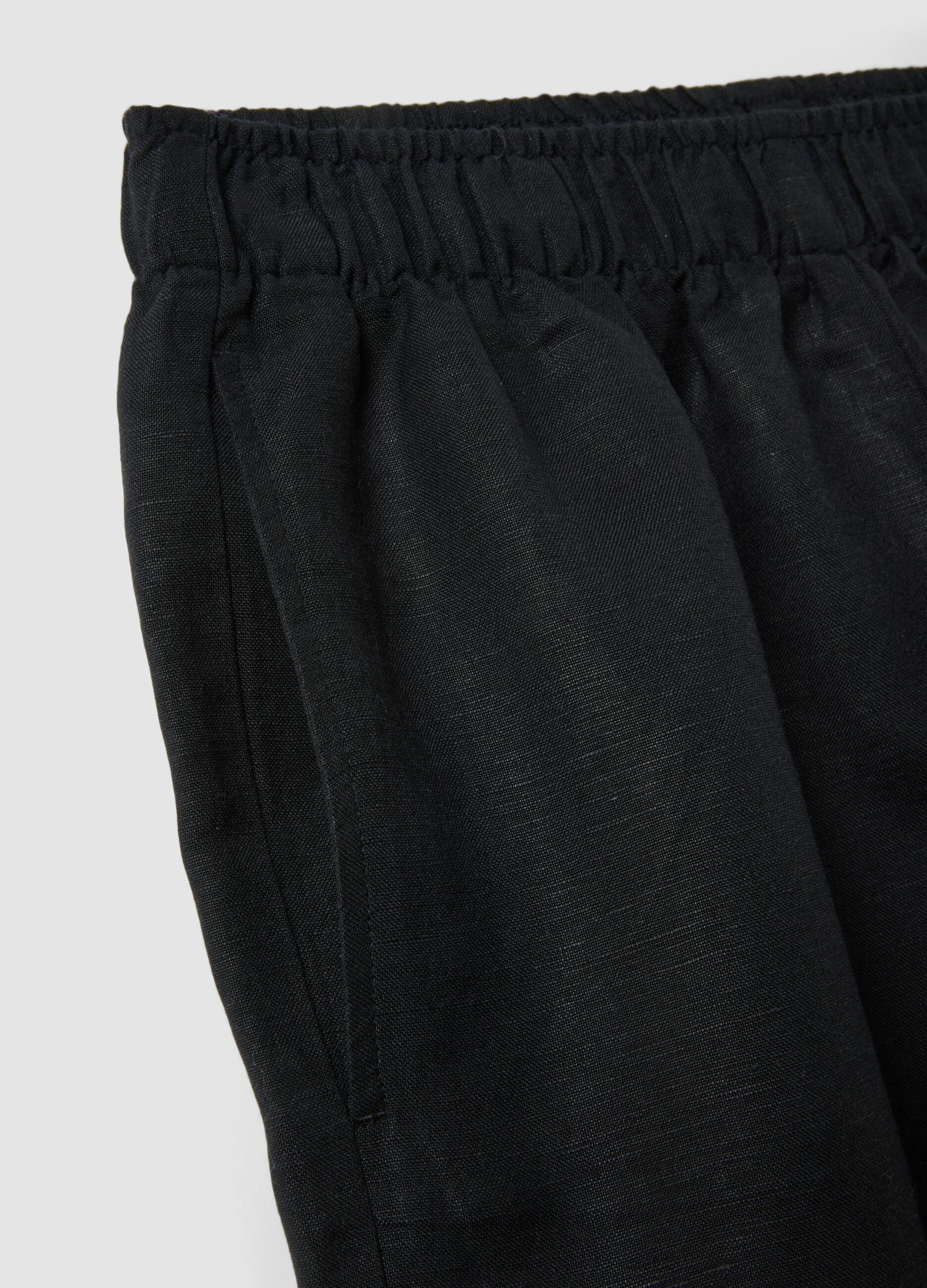 Black linen-viscose blend shorts with elasticated waist, regular fit