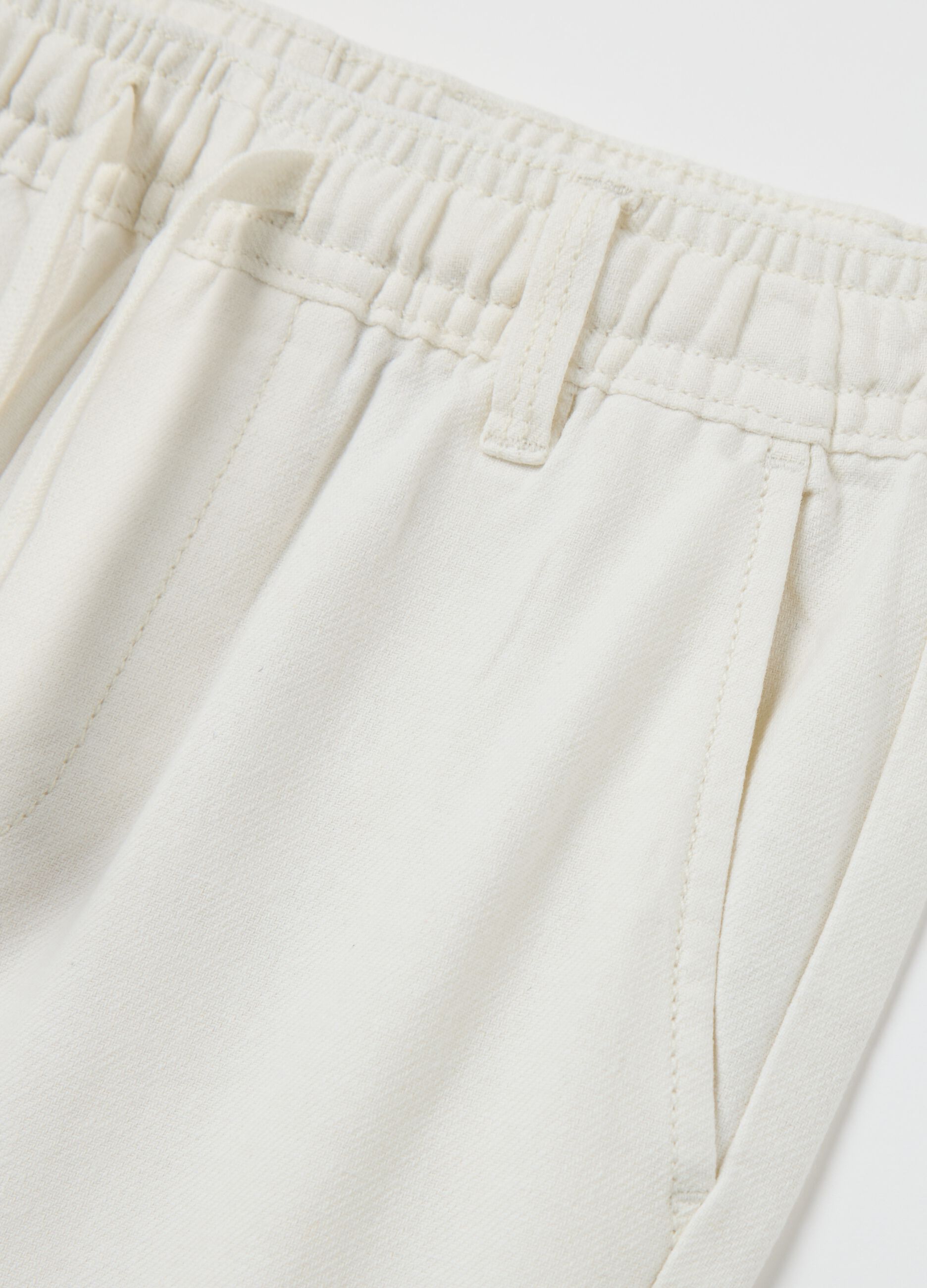 Pantaloni bianchi in cotone e lino con coulisse