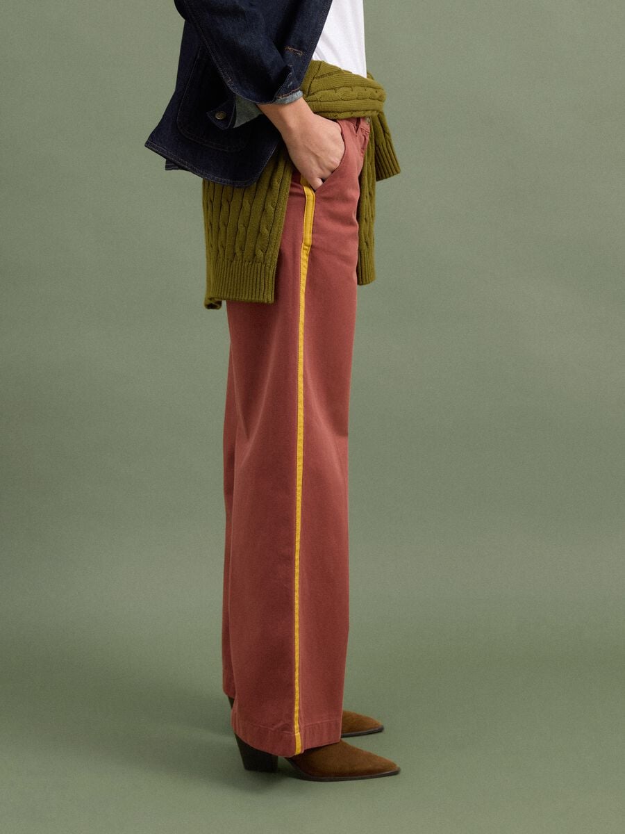 Pantaloni chino rossi wide leg in puro cotone con bande a contrasto_3