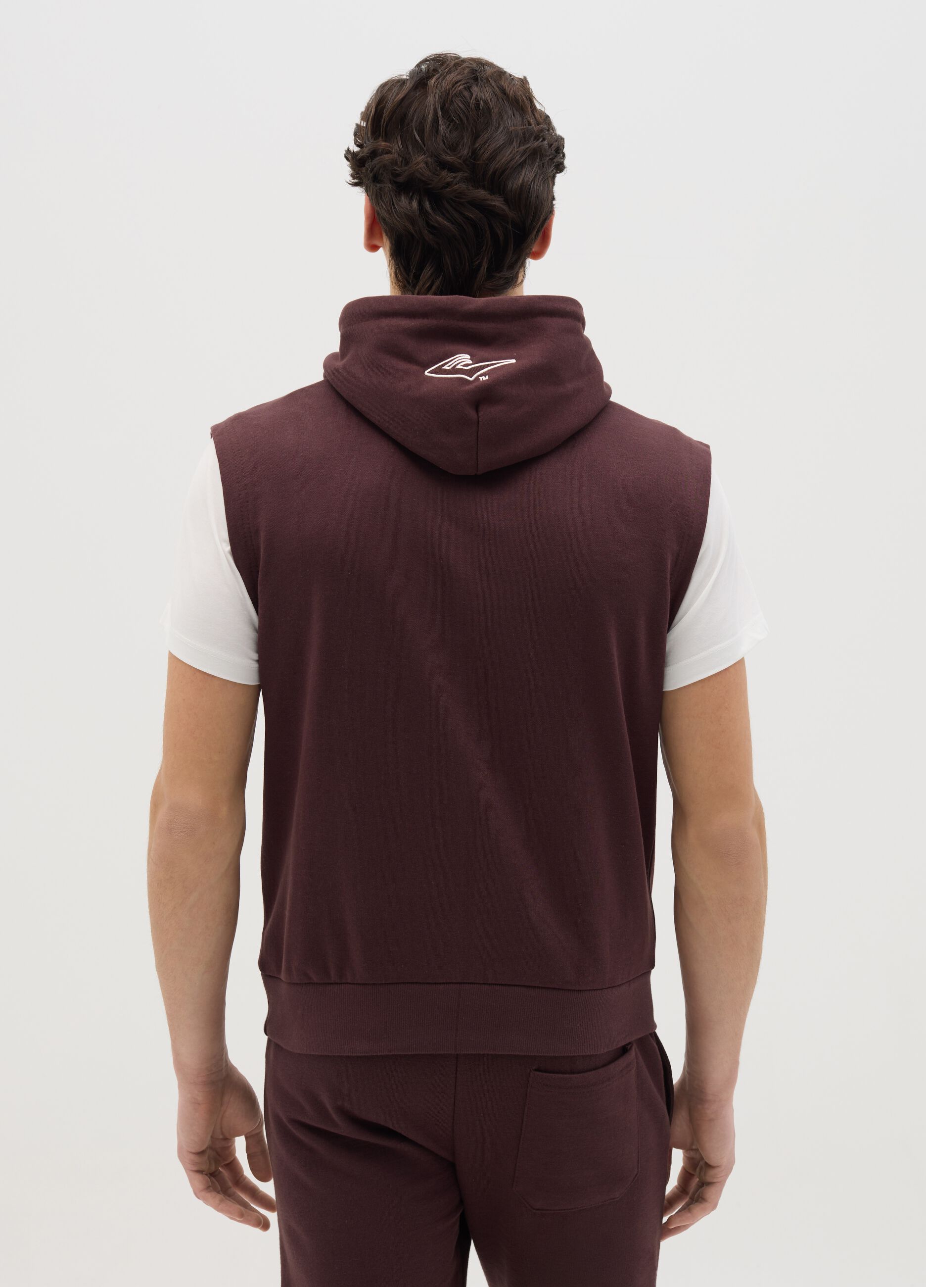 Brown sleeveless sweatshirt with print
