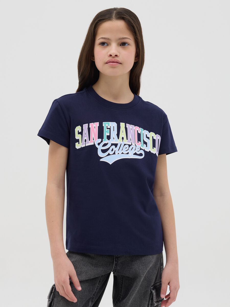 T-shirt nera in cotone con stampa lettering_0