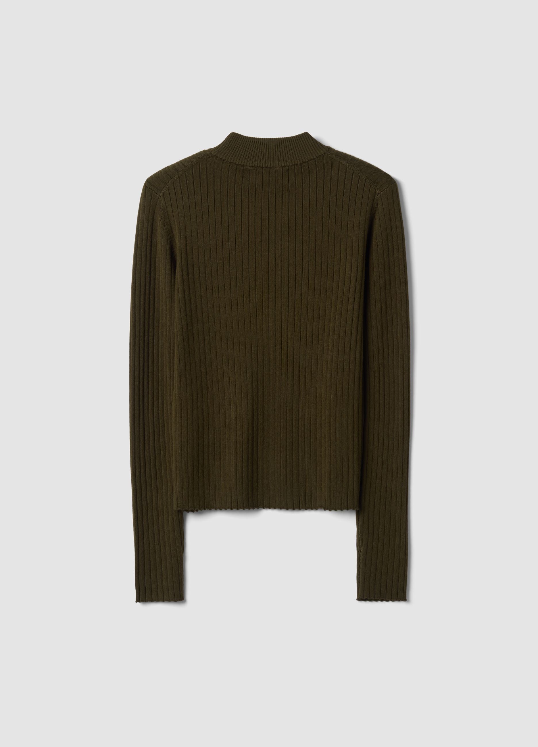 Maglia verde in misto viscosa a coste con collo rialzato