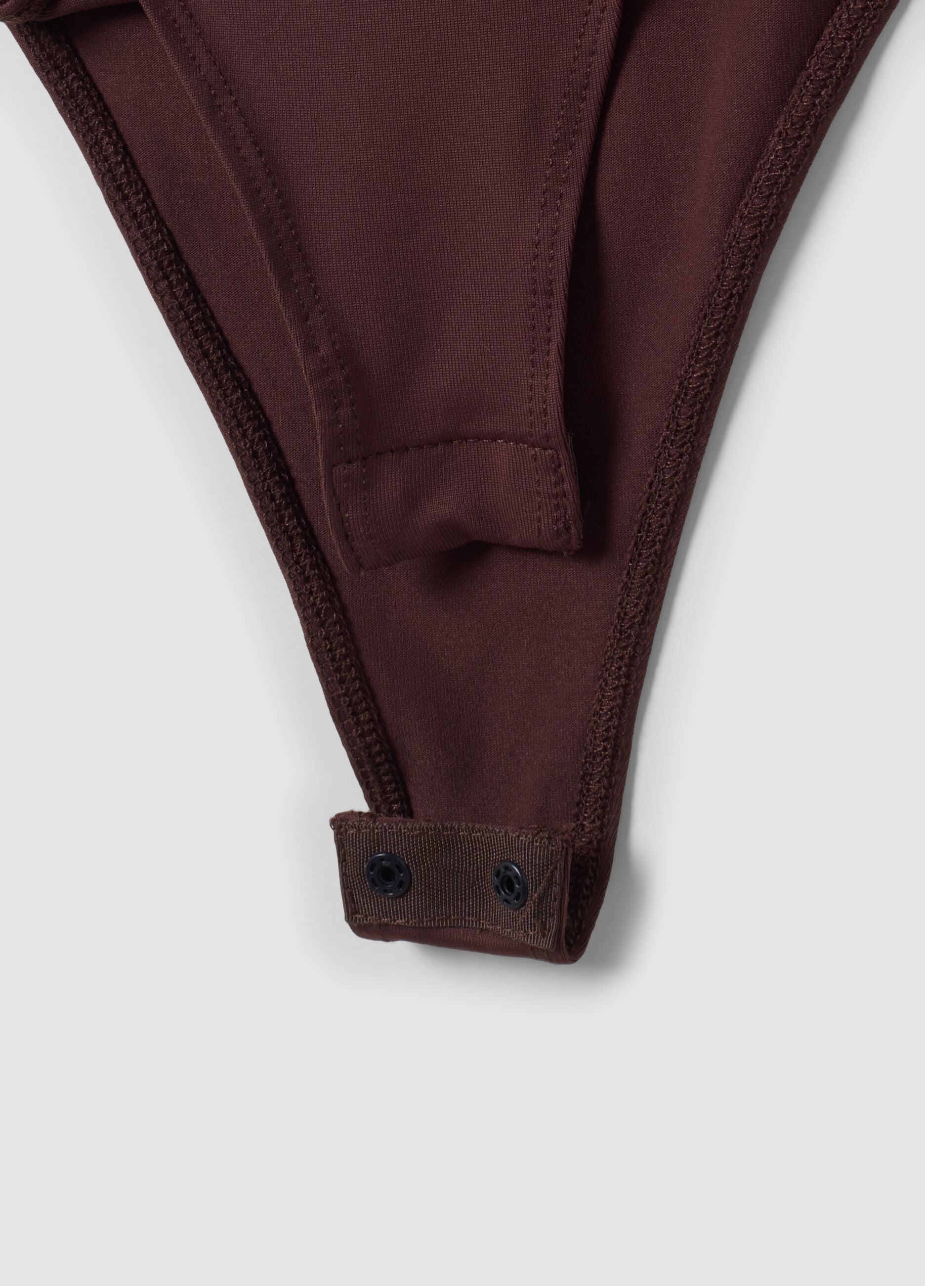 Body marrone in tessuto elasticizzato con arricciature regular fit