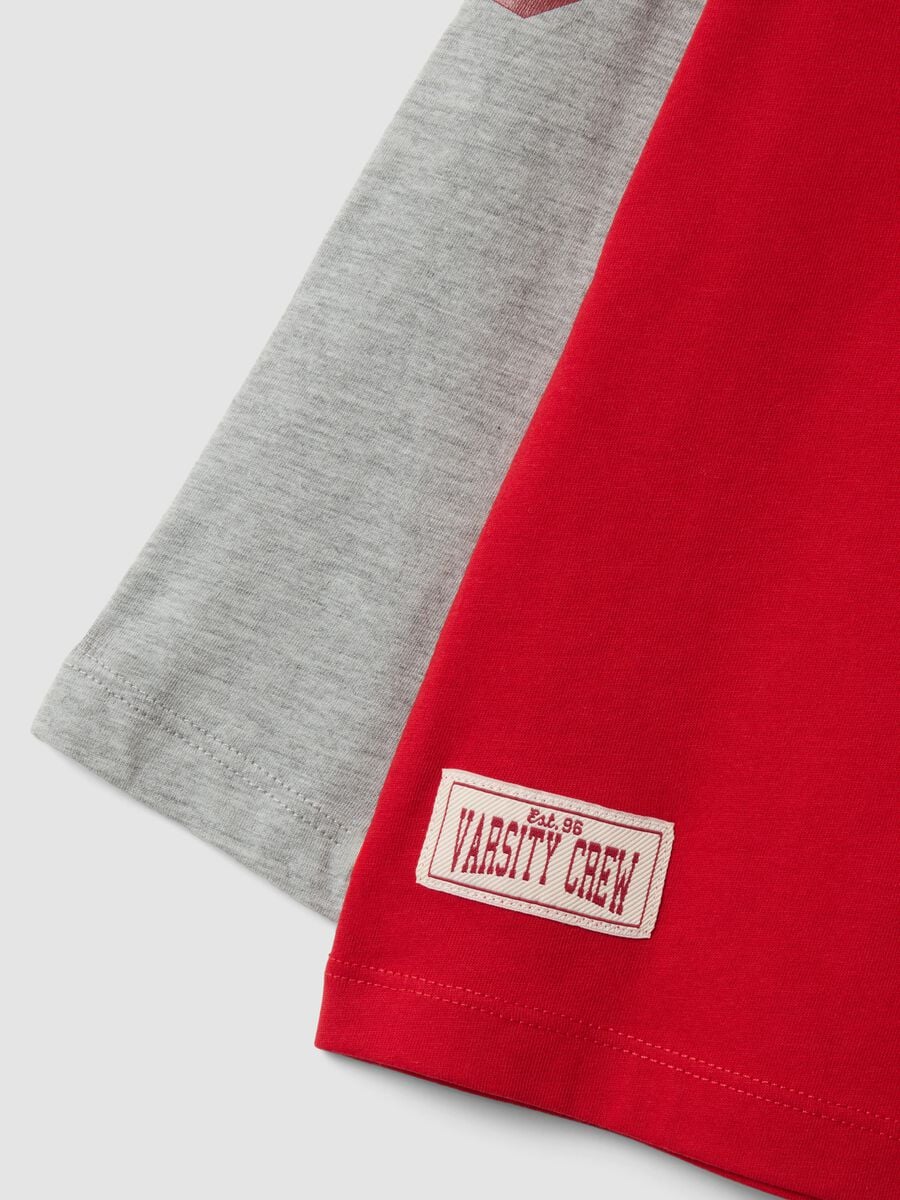 T-shirt rossa in puro cotone con girocollo e maniche raglan per bambino_3