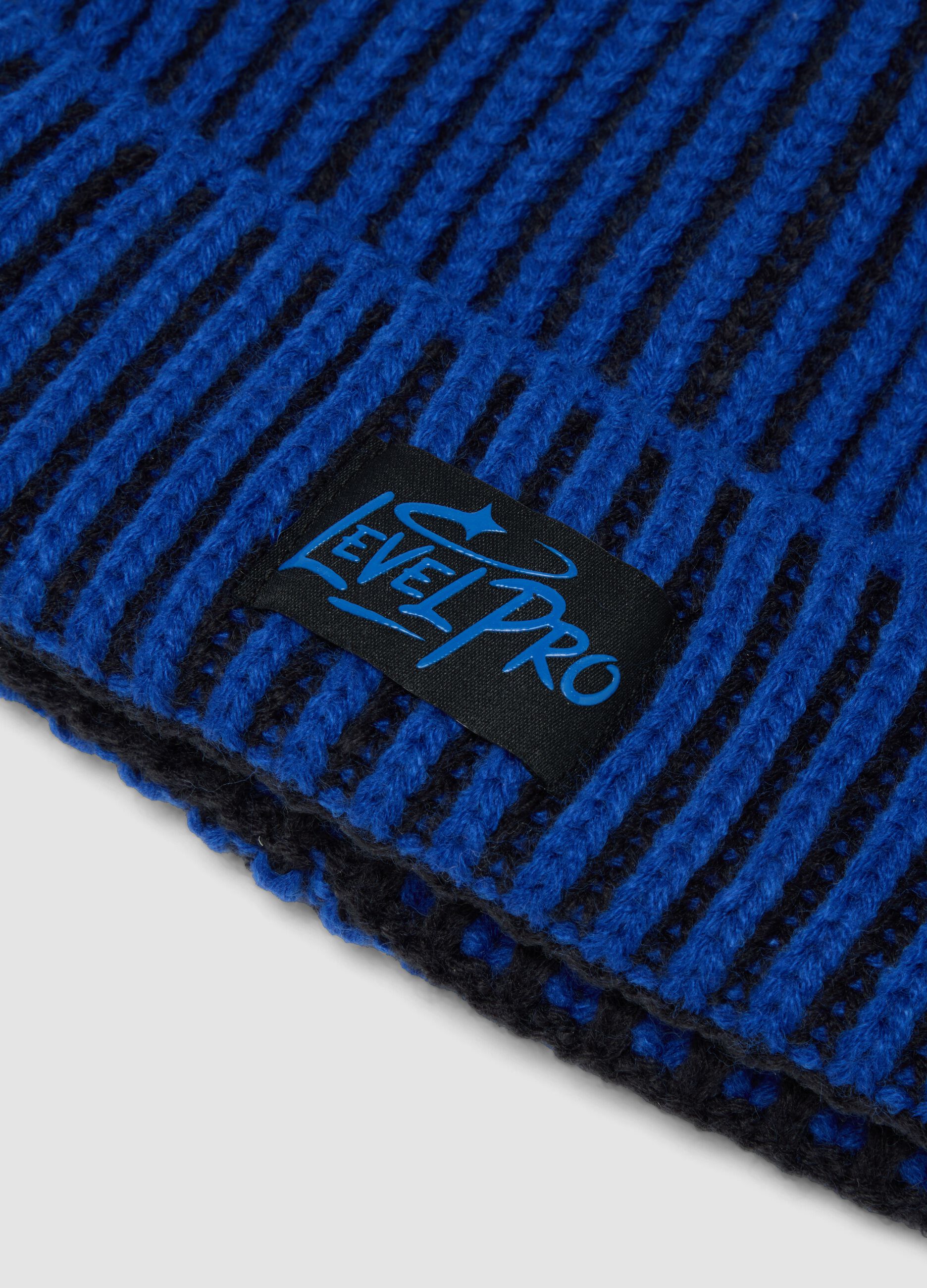 Berretto blu a coste in maglia con risvolto