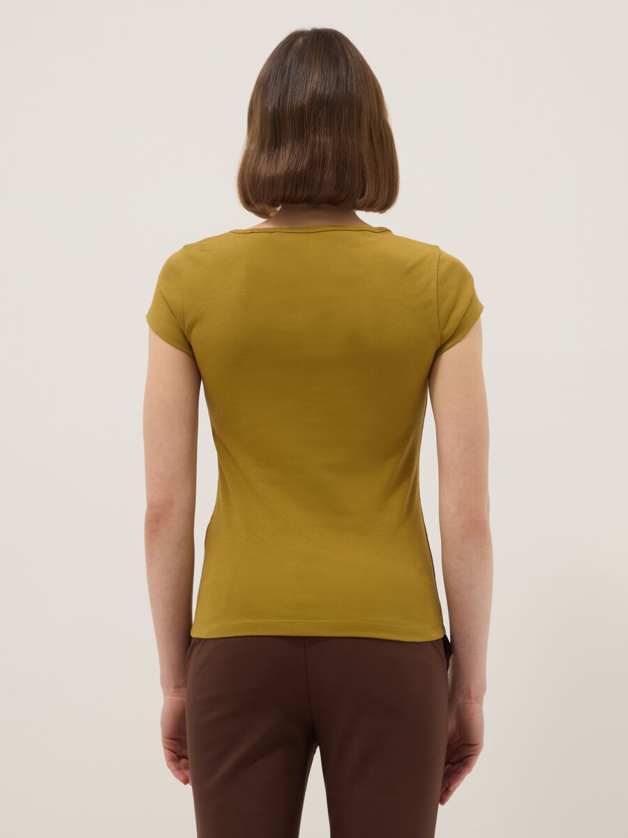 T-shirt fitted in cotone elasticizzato verde con scollo quadrato_3